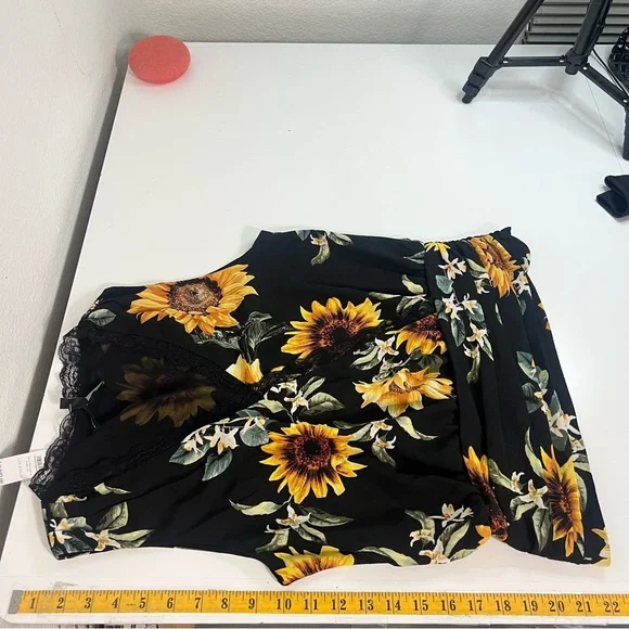 WHBM Lace Trim Surplice Sunflower Bouquet Blouse Sleeveless Black Size S NWT - Picture 3 of 10